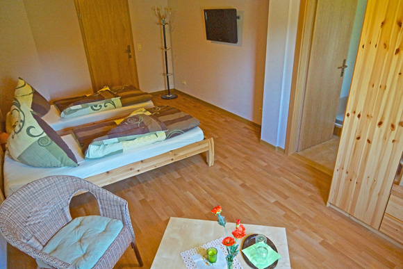 Helles Zimmer im Landhausstil eingerichtet. Helles Zimmer im Landhausstil eingerichtet.
