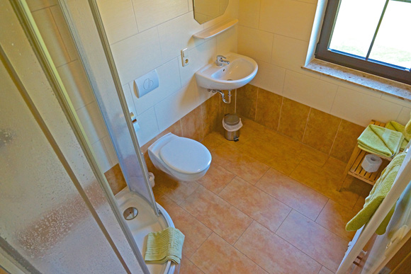Tageslichtbad mit großem Fenster und Dusche. Tageslichtbad mit großem Fenster und Dusche.