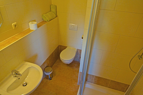 Ferienwohnung: Gemütliches Bad mit Dusche in warmen Farben. Ferienwohnung: Gemütliches Bad mit Dusche in warmen Farben.