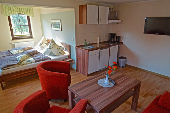 Ferienwohnung: Stilvolle Einrichtung mit moderner Küche. Ferienwohnung: Stilvolle Einrichtung mit moderner Küche.