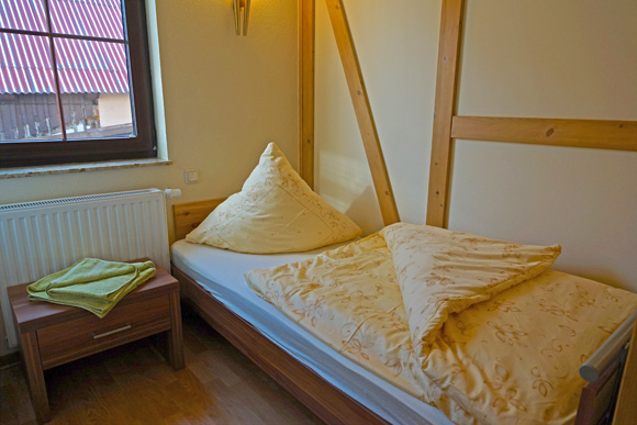 Ferienwohnung: Gemütliches Zusatzbett in ländlichem Stil. Ferienwohnung: Gemütliches Zusatzbett in ländlichem Stil.