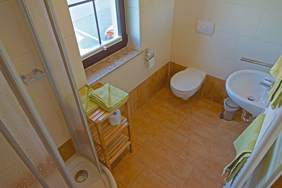 Ferienwohnung: Helles großzügiges Bad mit Dusche und viel Tageslicht. Ferienwohnung: Helles großzügiges Bad mit Dusche und viel Tageslicht.