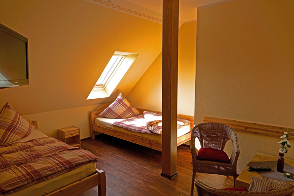 Besonders gemütlich durch die Dachschrägen erhält das Zimmer eine besondere Wärme. Besonders gemütlich durch die Dachschrägen erhält das Zimmer eine besondere Wärme.