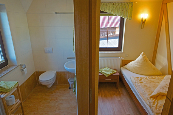 Ferienwohnung: Freundliche und liebevoll gestaltete Zimmer. Ferienwohnung: Freundliche und liebevoll gestaltete Zimmer.
