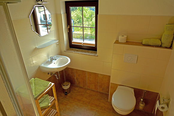 Das komfortable Tageslichtbad mit Dusche. Das komfortable Tageslichtbad mit Dusche.