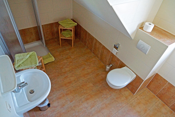 Großzügiges Tageslichtbad mit Dusche. Großzügiges Tageslichtbad mit Dusche.