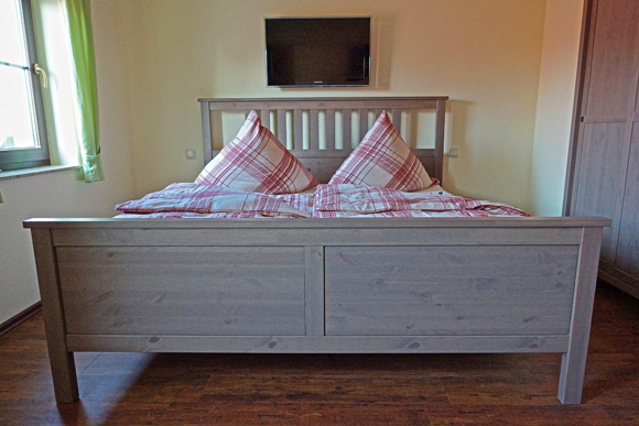 Ein große Doppelbett läd zum erholsamen Schlaf ein. Ein große Doppelbett läd zum erholsamen Schlaf ein.